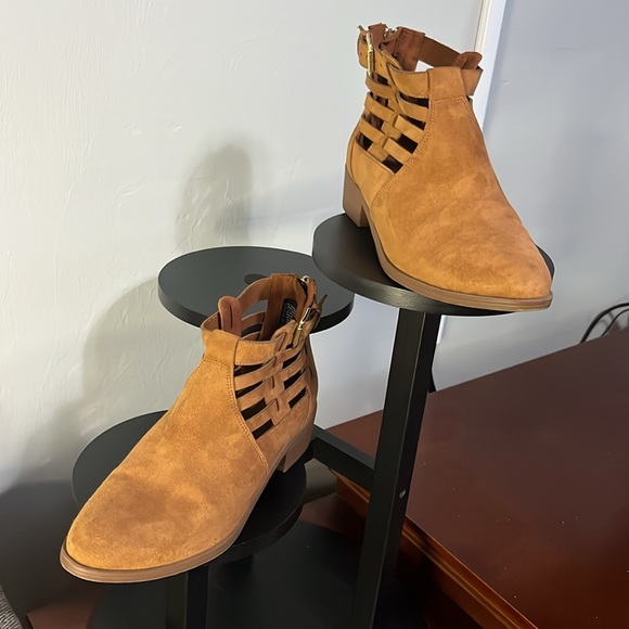 American Eagle tan suede ankle booties, size 8. - Picture 2 of 11